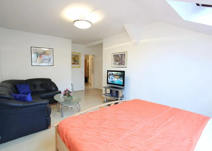 Lovely I Close To Main Station I 10 Minutes To Belvedere Apartment